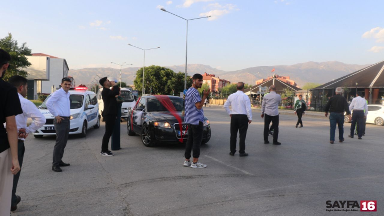 Bahşiş almak isterken gelin arabasının altında kaldı