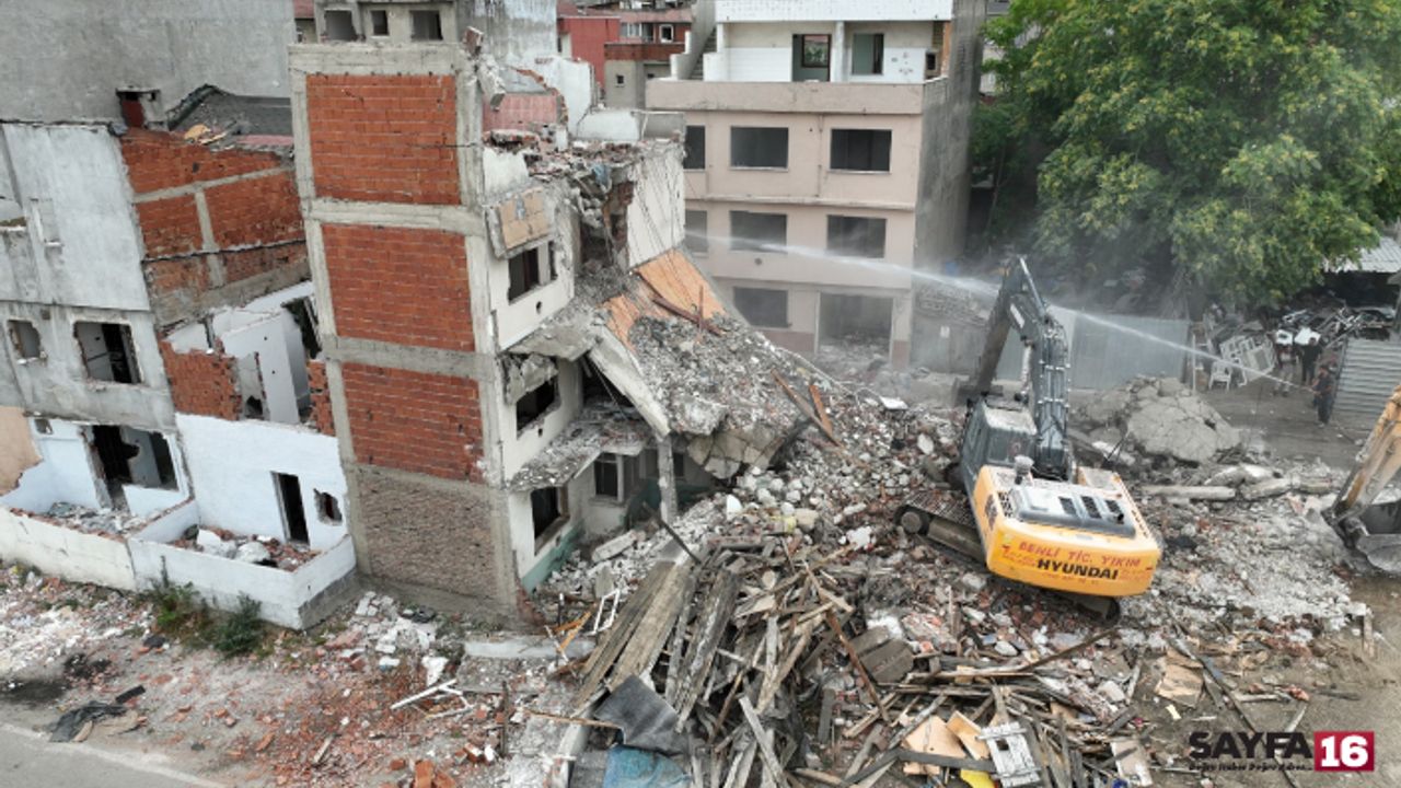 Bursa'da riskli binaların yıkımı devam ediyor