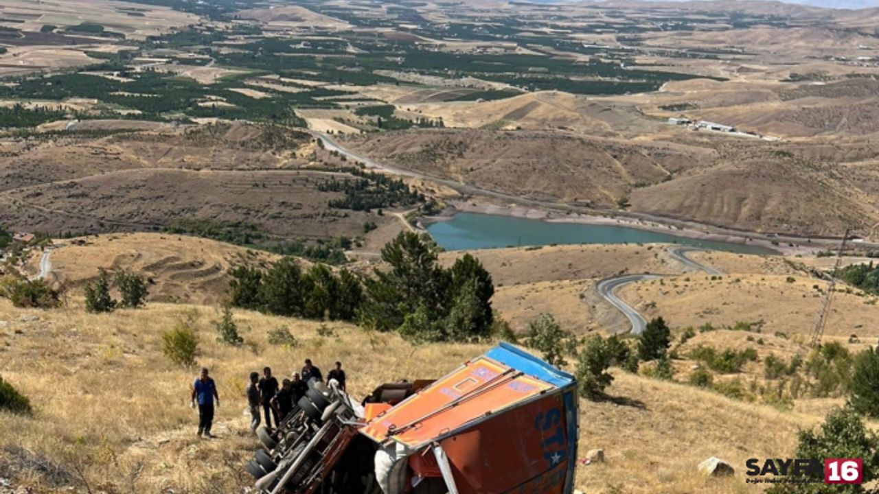 Freni patlayan kamyon şarampole devrildi: 2 ölü, 2 yaralı
