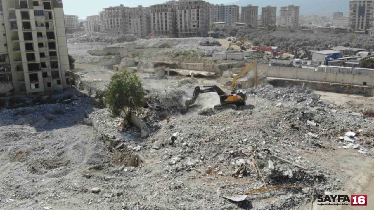 Yüzlerce kişiye mezar olan Rönesans Rezidans’ın son bloğu da yıkıldı