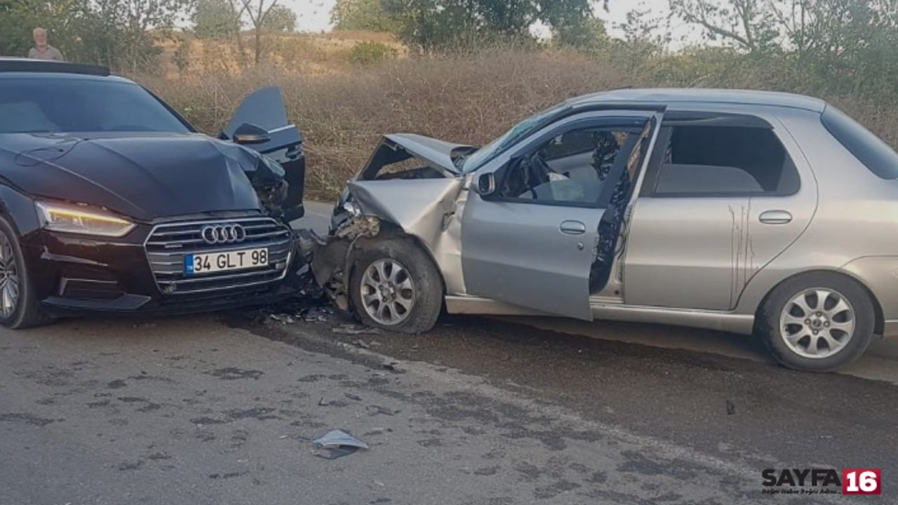 Bursa'da 2 Otomobil Kafa Kafaya Çarpıştı: 1'i Bebek 6 Kişi Yaralandı