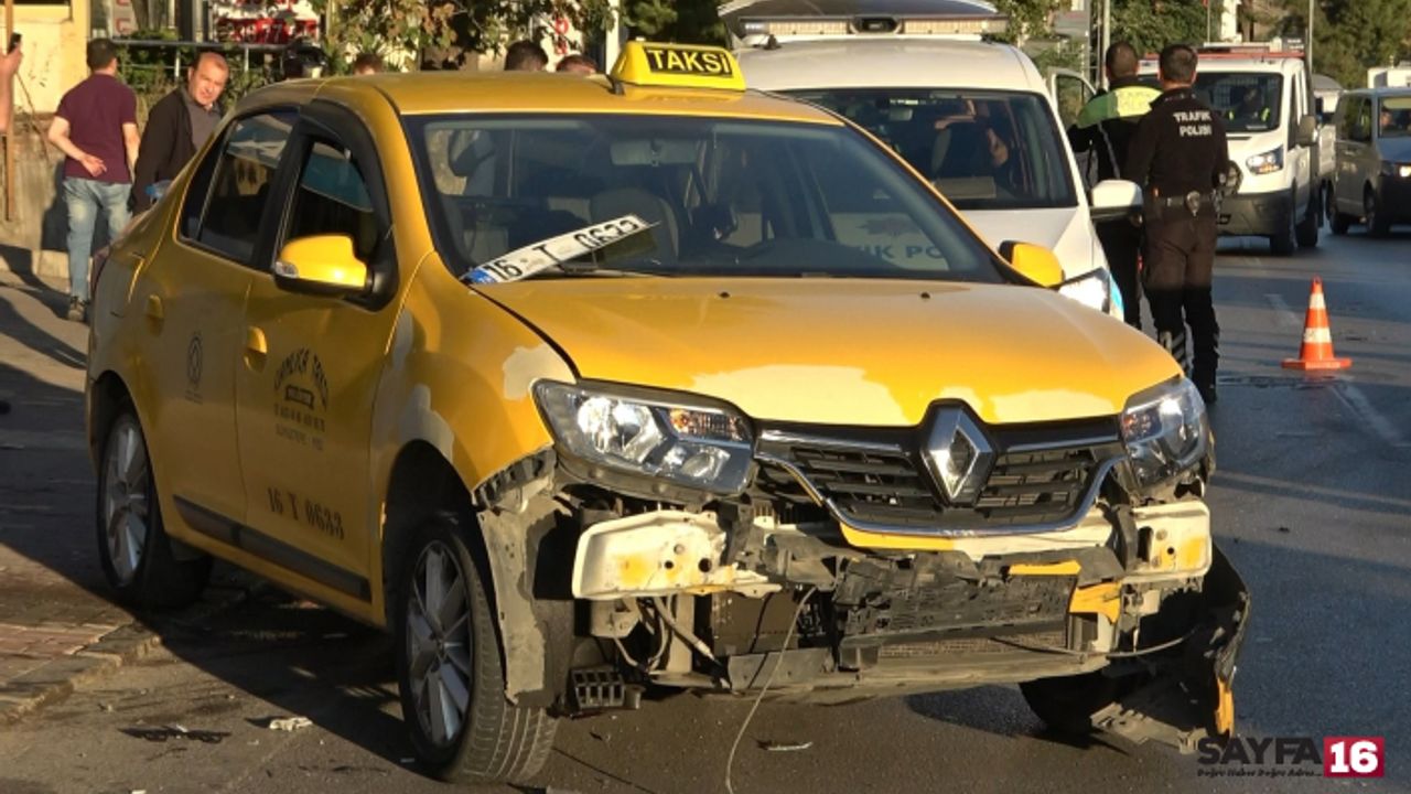 Bursa'da çarpışan otomobiller markete daldı