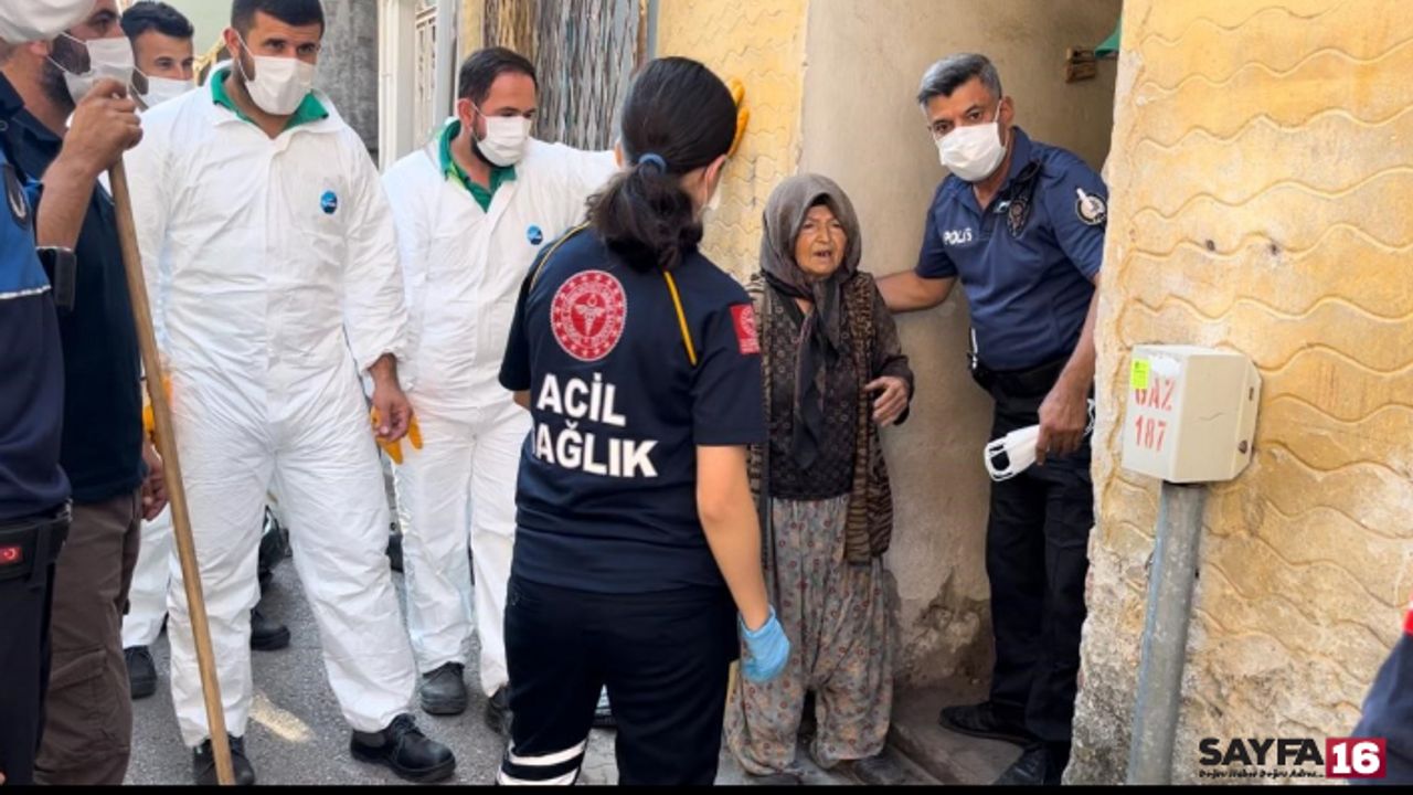 Ekipler çöp evini temizledi, o beddua yağdırdı!