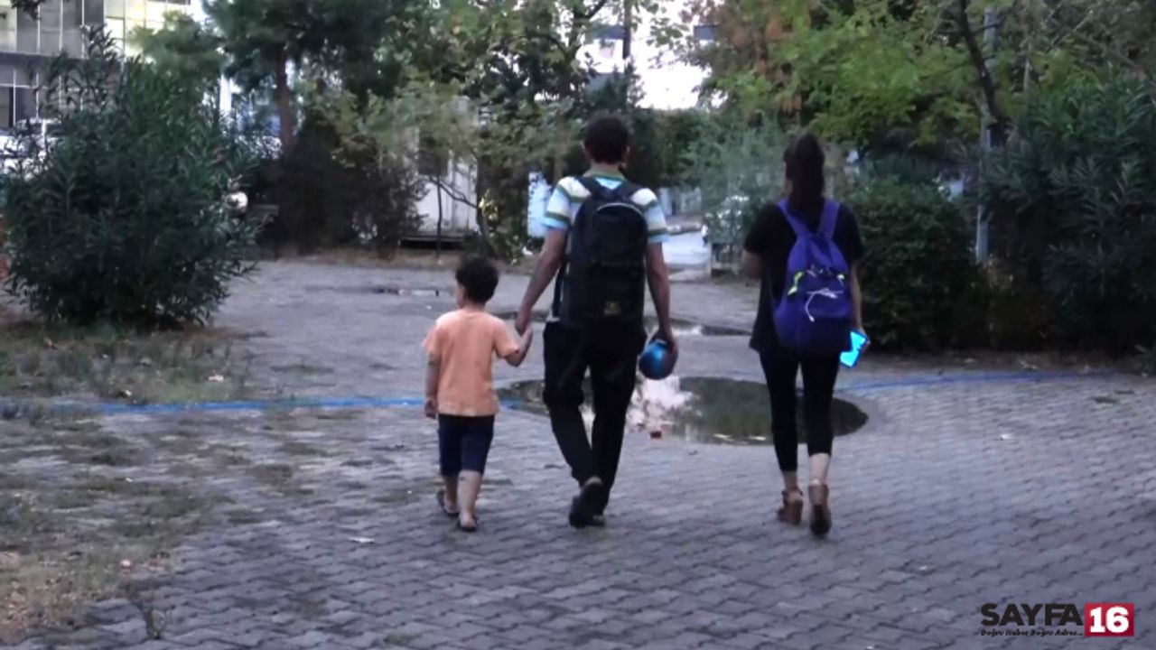 Evden çıkarıldı, hamile eşi ve çocuğu ile hastane bahçesinde kalıyor