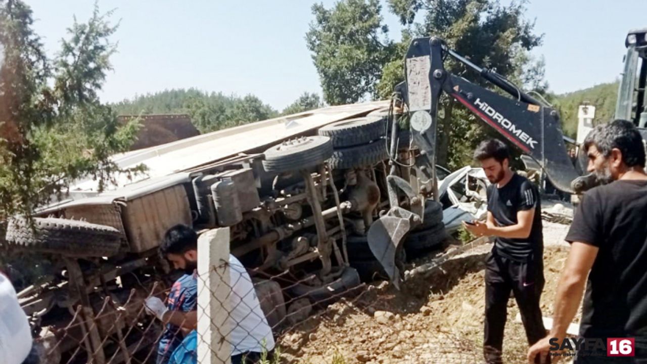Freni boşalan kamyon cenaze namazı kılanların arasına daldı: Ölü ve yaralılar var