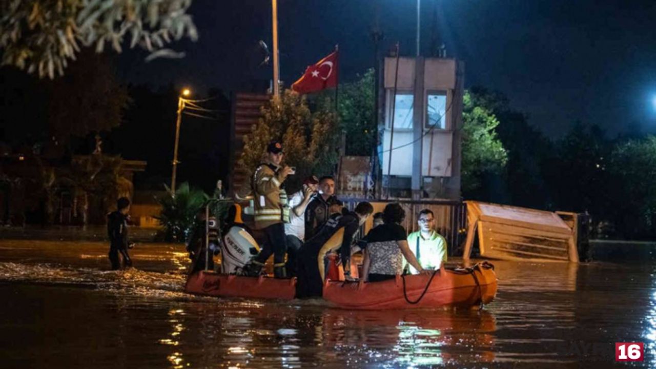 İstanbul'da sel felaketi! 2 ölü var