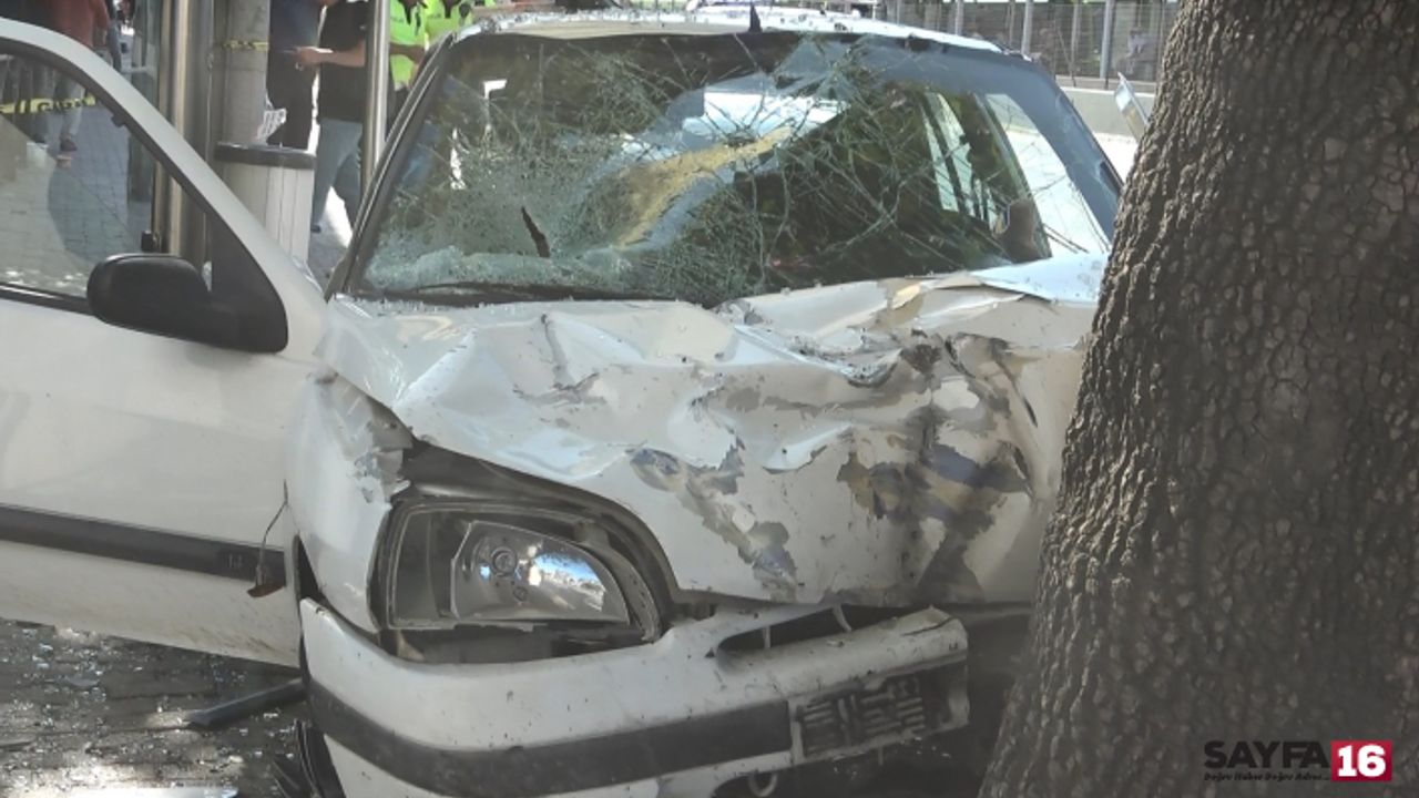 Otomobil otobüs durağına daldı : 1’i ağır 3 yaralı