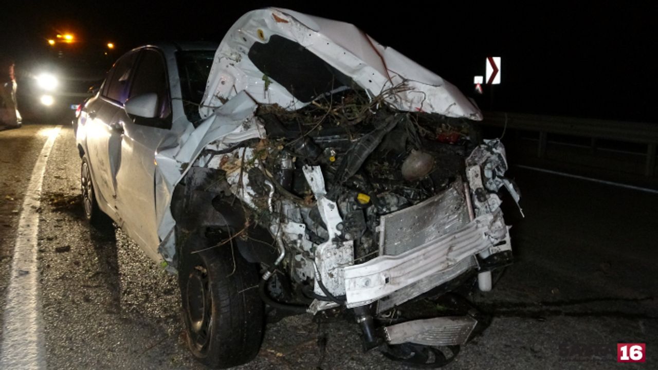 Şarampole Uçan Otomobilden Burunları Kanamadan Çıktılar