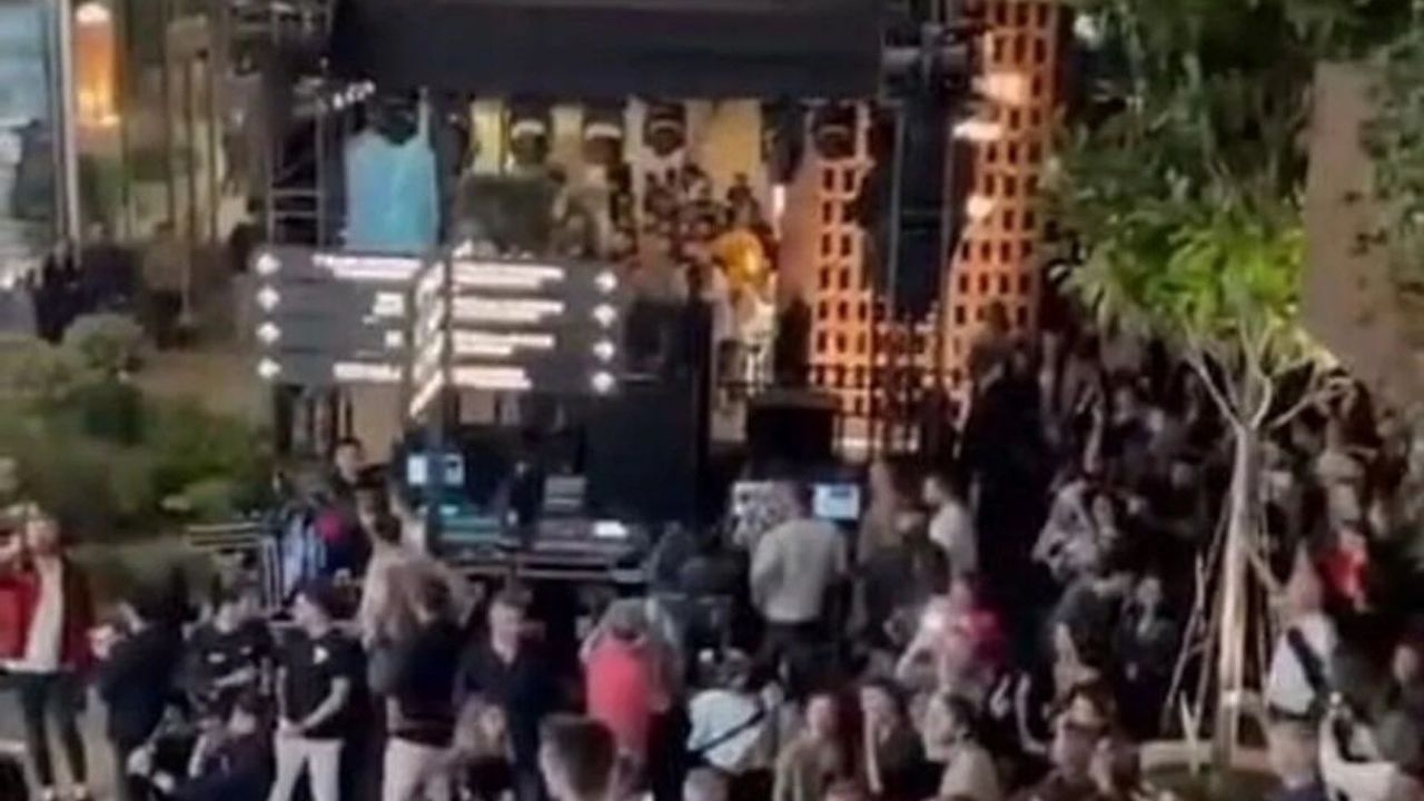 Yağ Değil Gaz Değil Geceden Iphone 15 Kuyruğu...