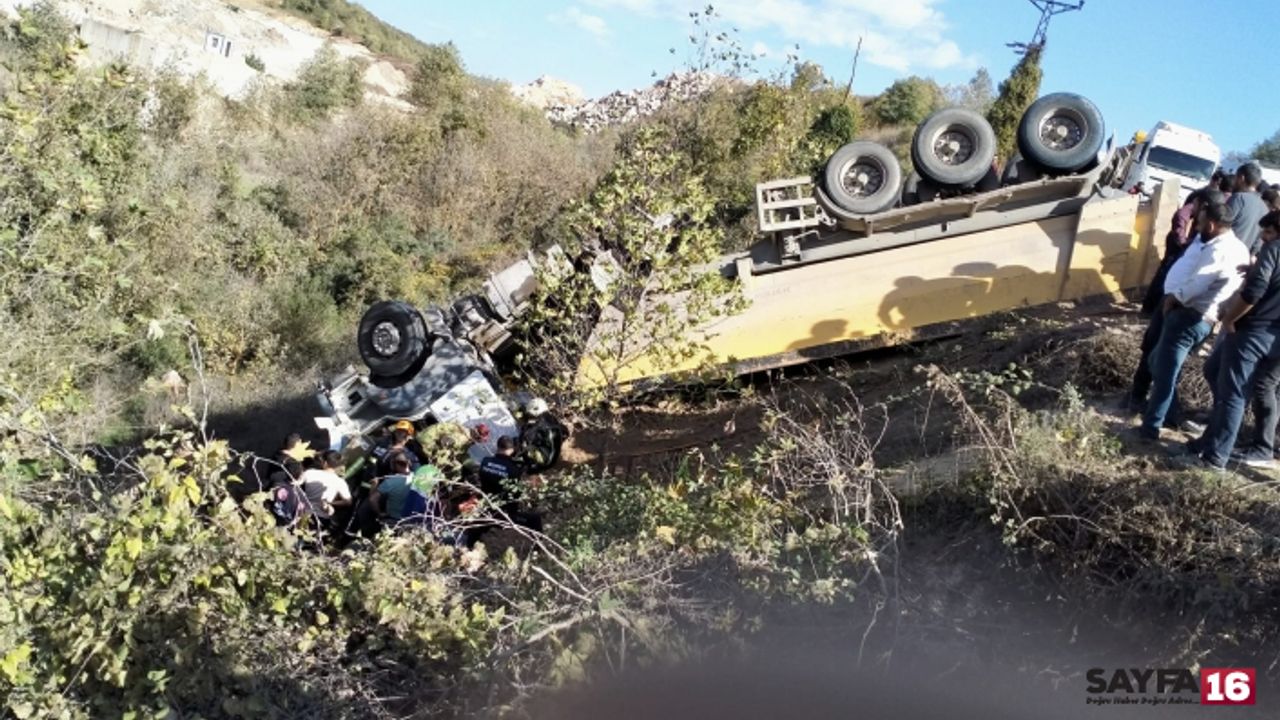 Son Dakika! Nilüfer Maksempınar Köyü Yolunda Hafriyat Kamyonu Devrildi