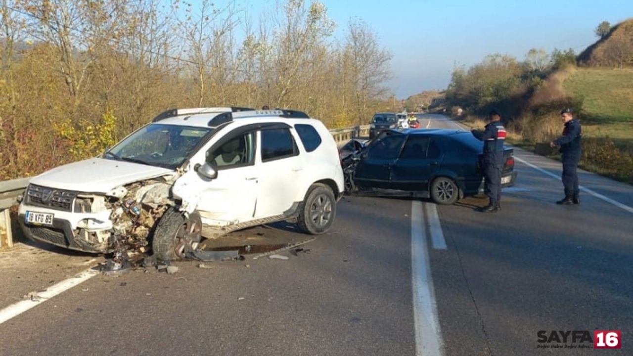 Bursa'da 2 Araç Kafa Kafaya Çarpıştı, 3 Kişi Yaralandı