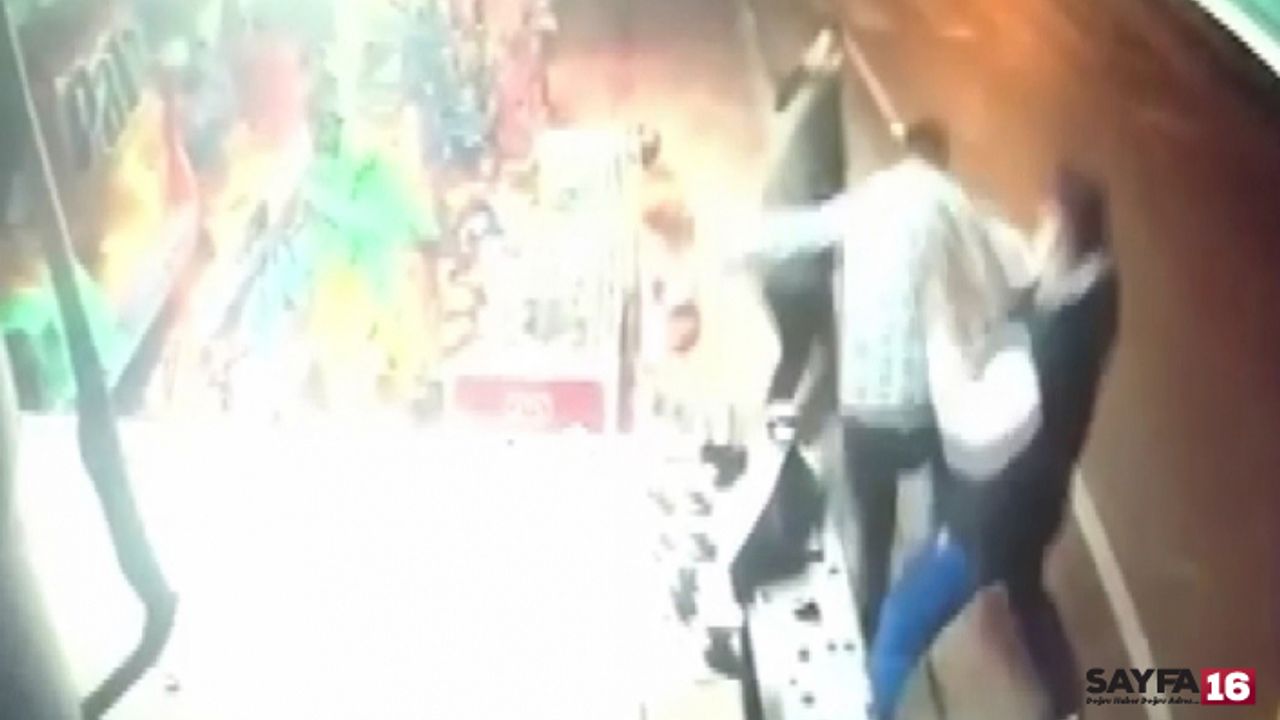 Bursa'da Bıçaklı Saldırganı Gençler Etkisiz Hale Getirdi!