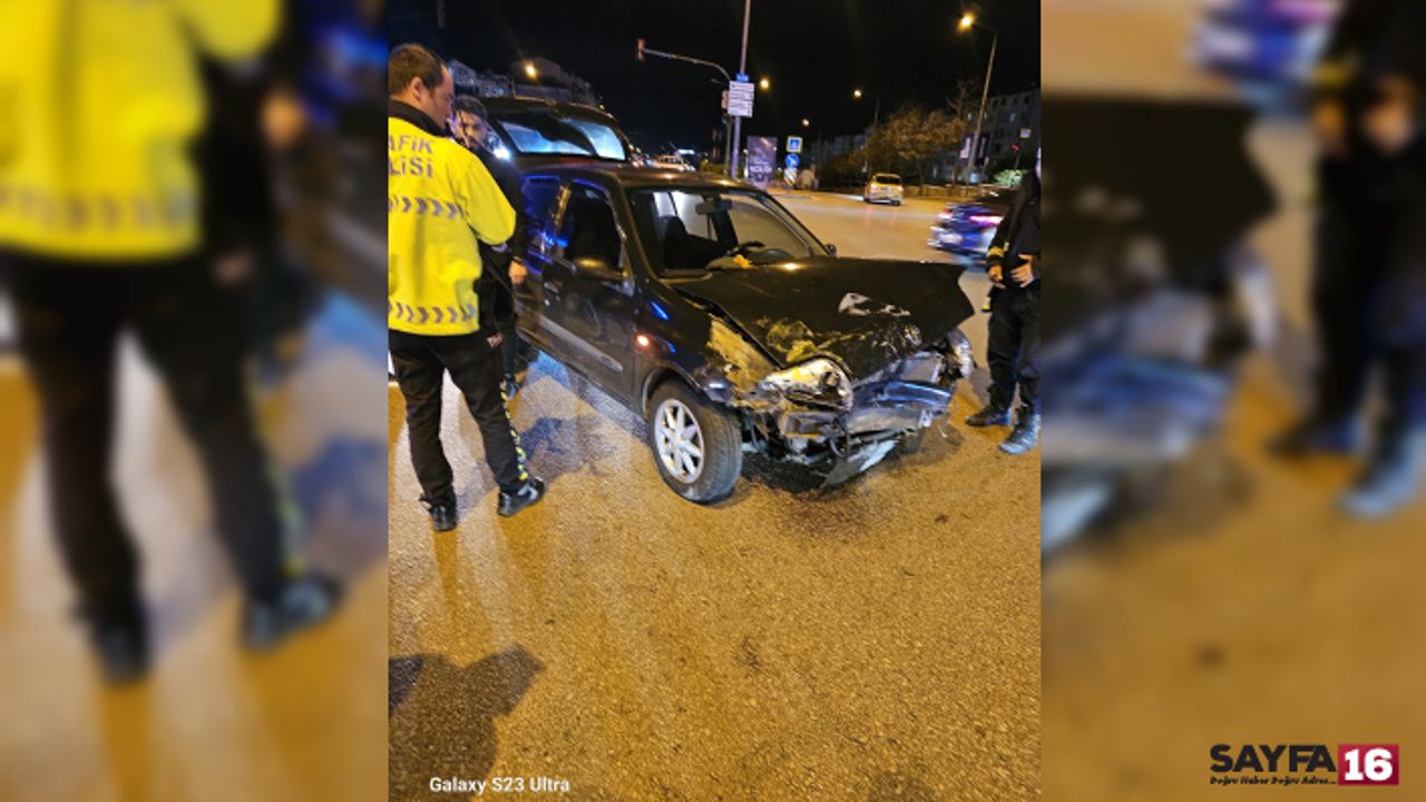 Bursa'da Kırmızı Işıkta Geçen Otomobil Ticari Taksiye Çarptı: 6 Yaralı