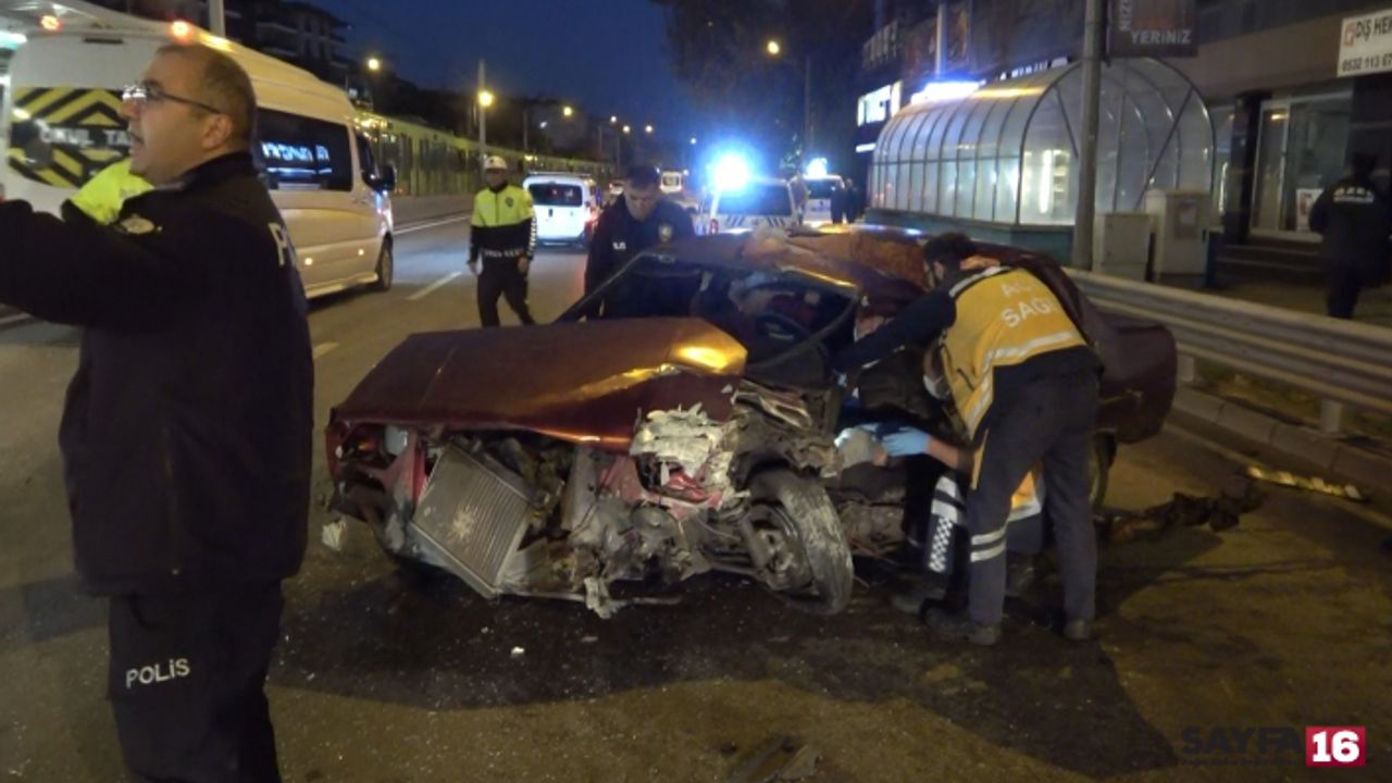Bursa'da Otomobil Bursaray'ın Bariyerine Çarptı: 2 Yaralı