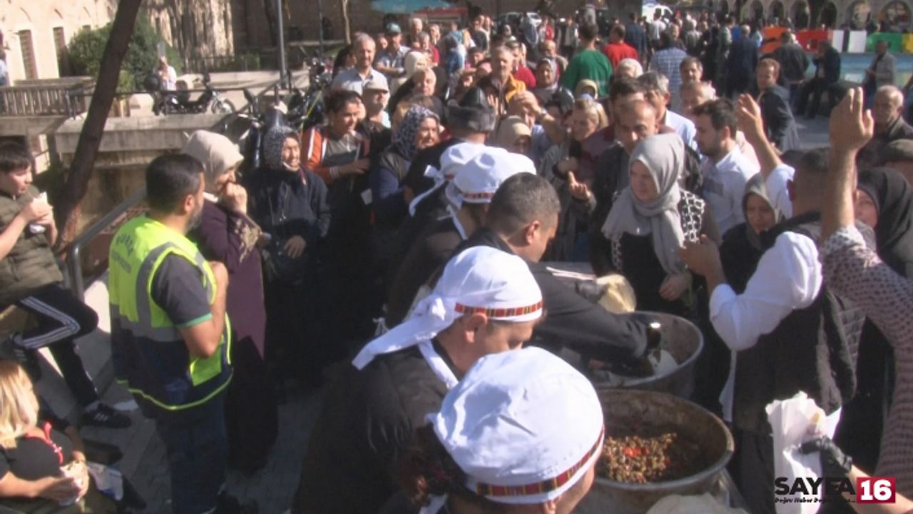 Bursa Ulu Camii'de Et Dürüm İzdihamı