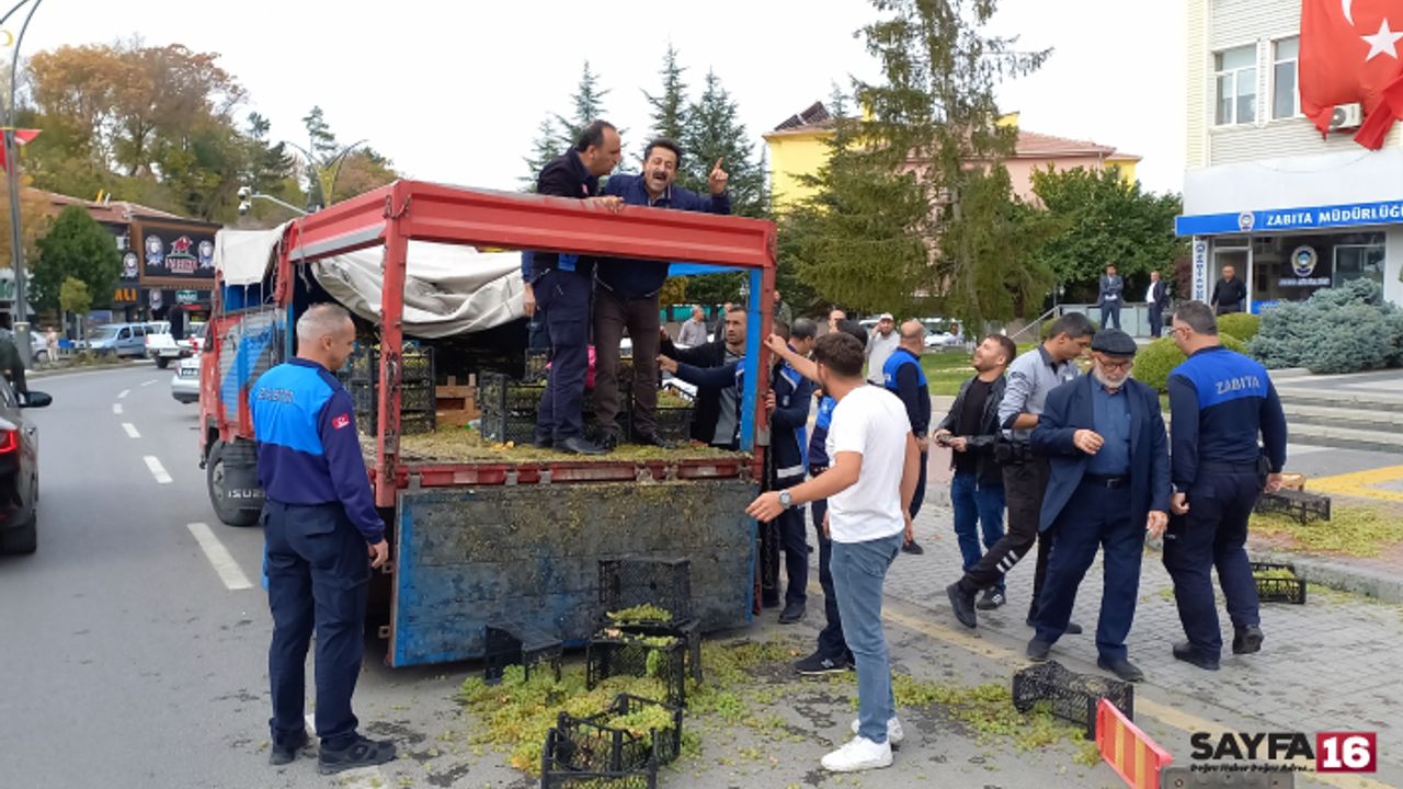 Sinir Krizi Geçiren Satıcı Kırşehir Belediyesine Üzüm Kasası Attı