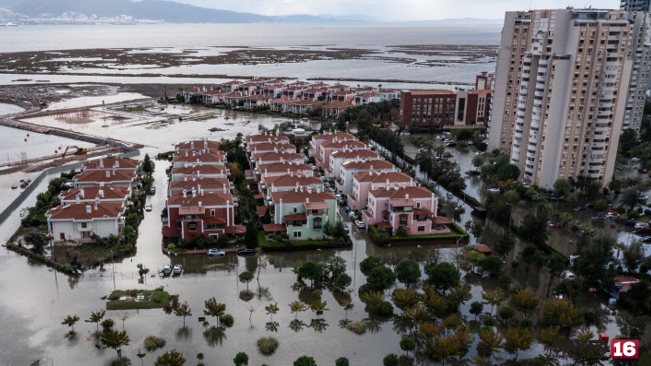 Sokakların Sular Altında Kaldığı İzmir'de Çalışmalar Gece Boyu Sürdü