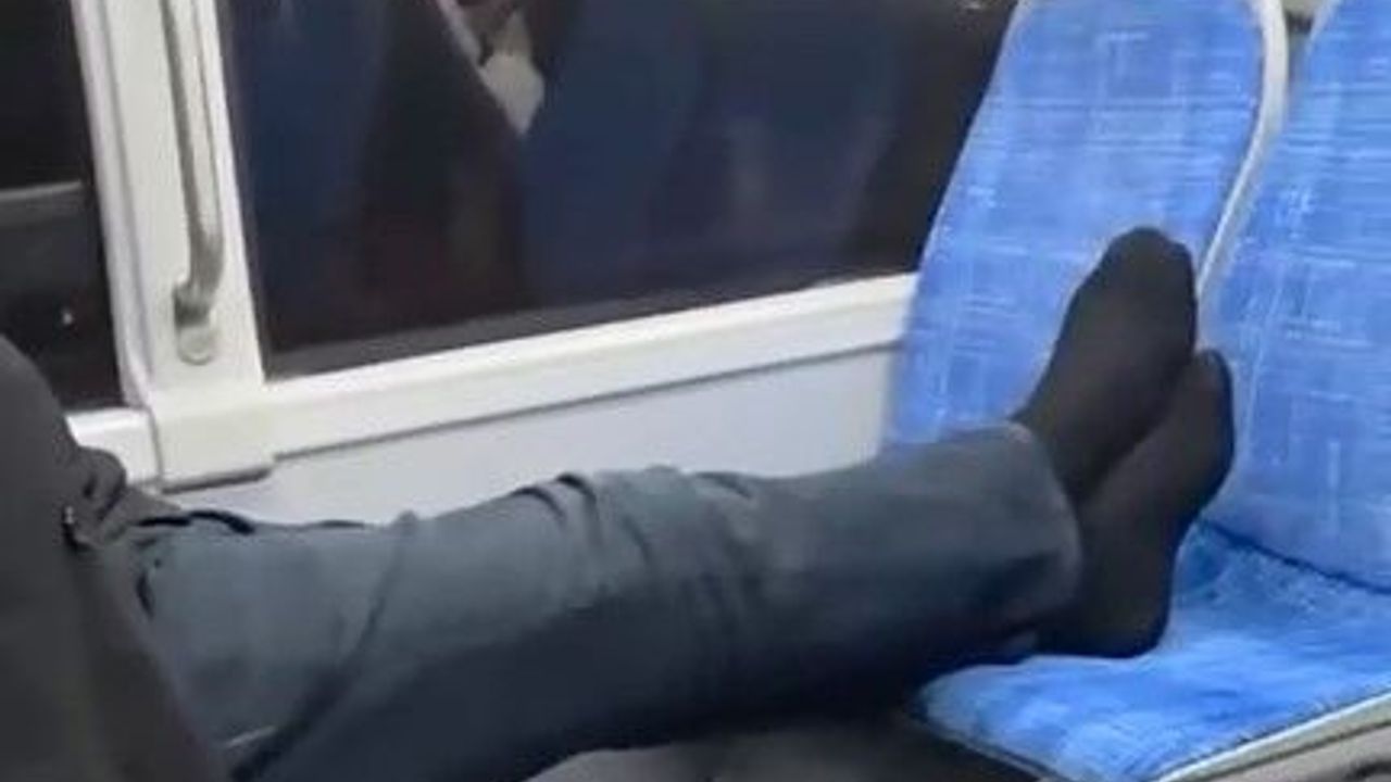 Otobüste ayakkabılarını çıkarıp seyahat etti, rahatlığı pes dedirtti