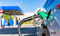 Benzine beklenen 2 lira zam yapıldı