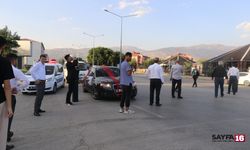 Bahşiş almak isterken gelin arabasının altında kaldı