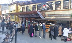 Bu kuyruk kandırmacaya mı çıkıyor? Bursa Abdal Simit Fırını ve Hatırı Hoş Dede kuyruğu...