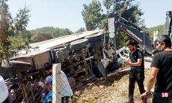 Freni boşalan kamyon cenaze namazı kılanların arasına daldı: Ölü ve yaralılar var