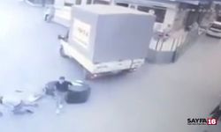 Kamyonete çarpan motosikletliler böyle savruldu!