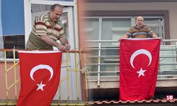 Bayrak Asan Dayı Bu kez 100. Yıl İçin Balkona Çıktı