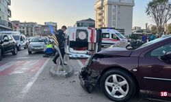Bursa Nilüfer'de Ambulansla Otomobil Kafa Kafaya Çarpıştı! 3 Kişi Yaralandı