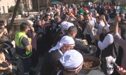 Bursa Ulu Camii'de Et Dürüm İzdihamı
