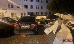 Gemlik’te Okulun Çatısı Araçların Üzerine Uçtu