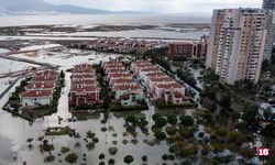 Sokakların Sular Altında Kaldığı İzmir'de Çalışmalar Gece Boyu Sürdü