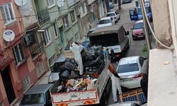 Bursa'da Kötü Kokuların Yükseldiği Evden Kamyon Dolusu Çöp Çıktı!