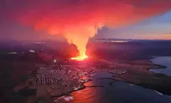İzlanda'daki Yanardağ Patlamasında Lavlar Yerleşim Yerlerine Ulaştı!