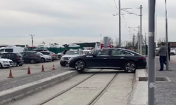 Bursa Terminal'de Elektrikli Araç Tramvay Hattına Sıkıştı!