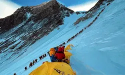 Everest’e Tırmanan Dışkısını Temizlemek Zorunda