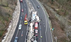 Bursa'da Kontrolden Çıkan Tır Refüje Daldı: 1 Ölü