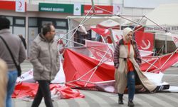 Bursa’da Etkili Olan Fırtına Parti Stantlarını Yerle Bir Etti