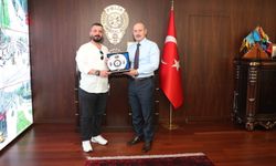 Bursa'da Çay İçerken, Polisten Kaçan Şüpheliyi Görüp Yakalayan Vatandaşa Ödül!