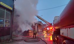 Bursa’da 2 Katlı Mobilya İmalathanesinde Yangın!
