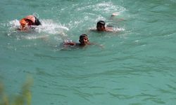 Adana'da Yüzme Bilmeyeni Boğulmasın Diye Dövüyorlar!
