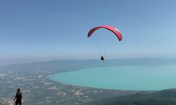 İznik Gölü Turkuaza Büründü, Yamaç Paraşütüne Akın Başladı