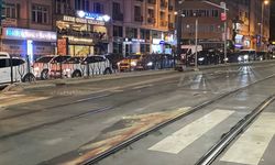 Yolun karşısına geçmeye çalışan adama tramvay çarptı