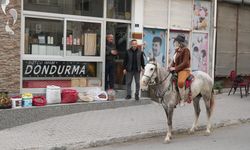 Kovboy şapkalı kadın muhtar, mahalleyi atıyla teftiş ediyor