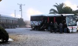 Feci kaza!! Yolcu otobüsü benzinlikten çıkan tıra çarptı