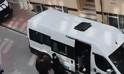 Hatalı şekilde öğrenci indiren servis sürücüsü polisle tartıştı