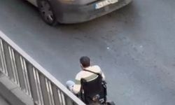 Engelli vatandaş tekerlekli sandalyeyle ters yönde trafiğe girdi