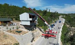 Kaçak villayı yıkılmasın diye vinçle taşıdı