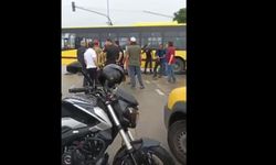 Yalova Yolu'nda motosiklet sürücüsü belediye otobüsüne çarptı