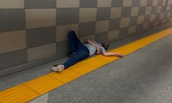 Bursa'da metroda uyuyan adam, uyarılara direndi